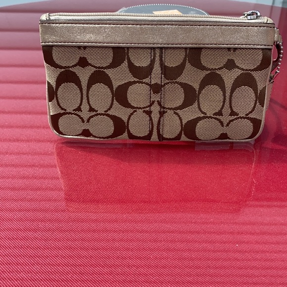 Coach wristlet in excellent condition - Picture 3 of 6